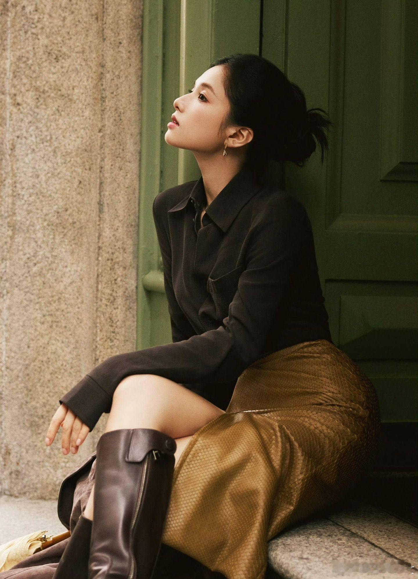 张婧仪造物主精心雕琢的骨相，张婧仪颅顶饱满、颌面立体，线条温润又有风骨。优越骨