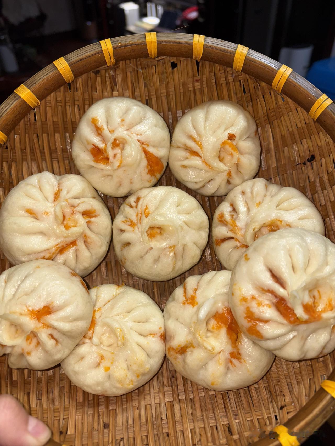 终于吃到了浸红油包子，谁懂这一口的好吃程度那一口咬下去，红油的香气瞬间在口腔中爆