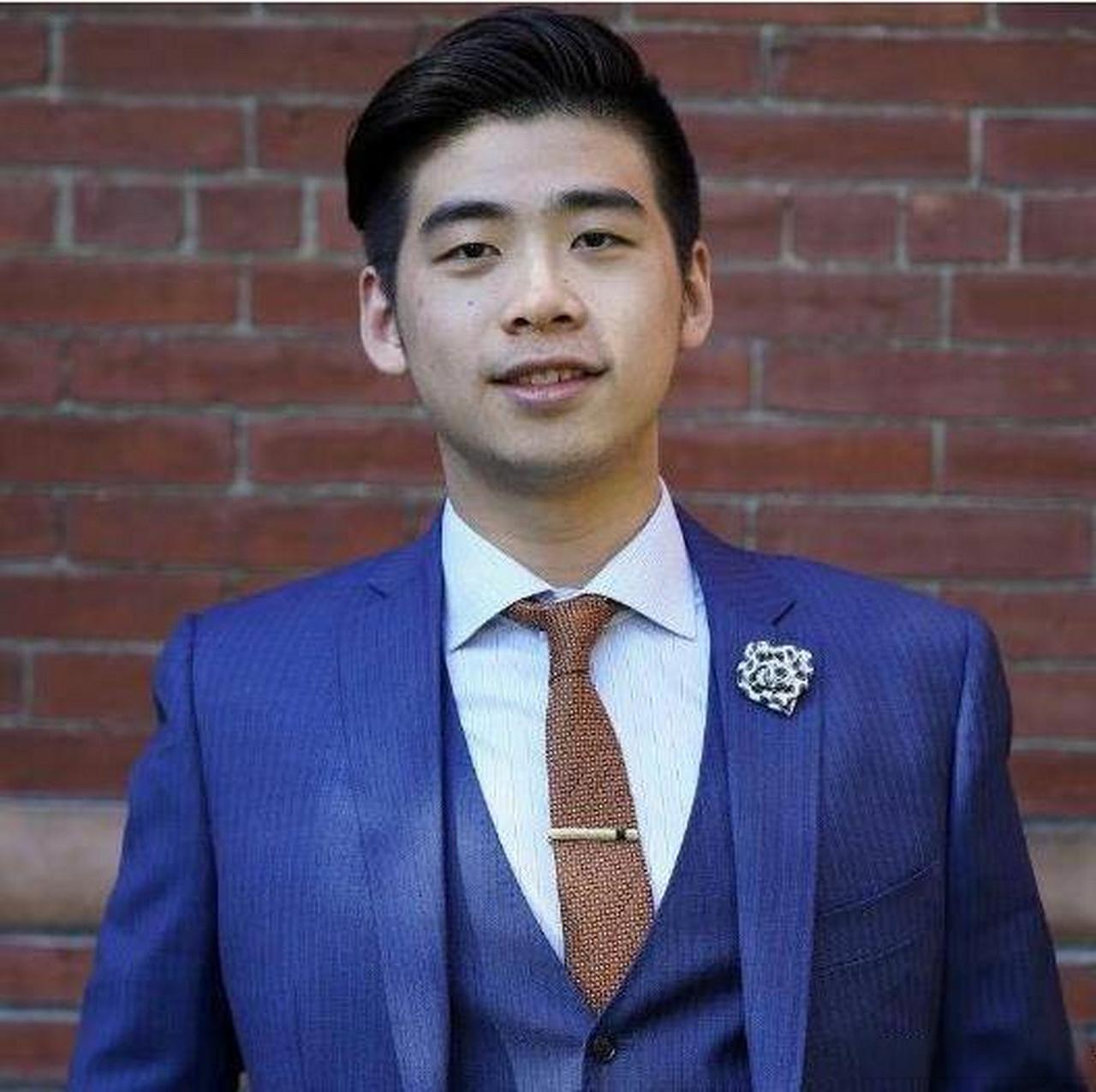 哈佛学霸辛奇隆，在留学圈结缘赌王千金何超盈，变卖房产凑出500万港元彩礼，21岁