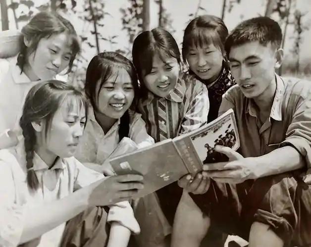 1974年，大队书记的女儿小妹初中毕业，被群众推荐到大队小学代课。次年春季开学，