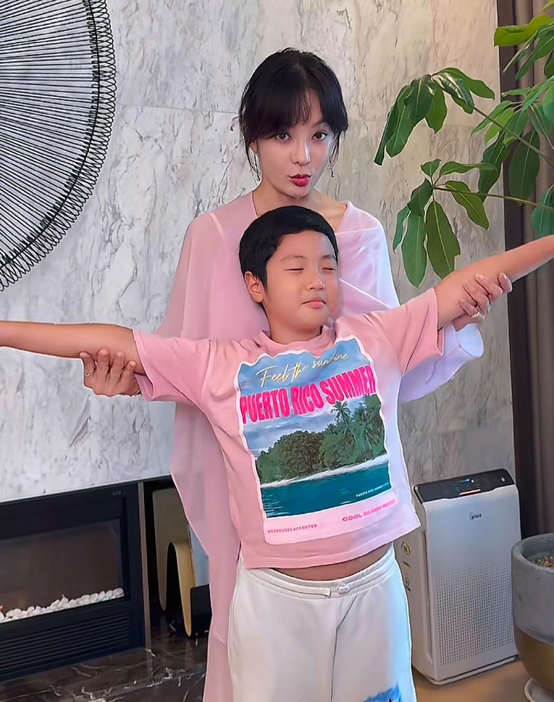 韩国女星蔡琳和儿子一起同框拍视频，两人穿着母子装，脸型五官长得特别像，都是圆脸，