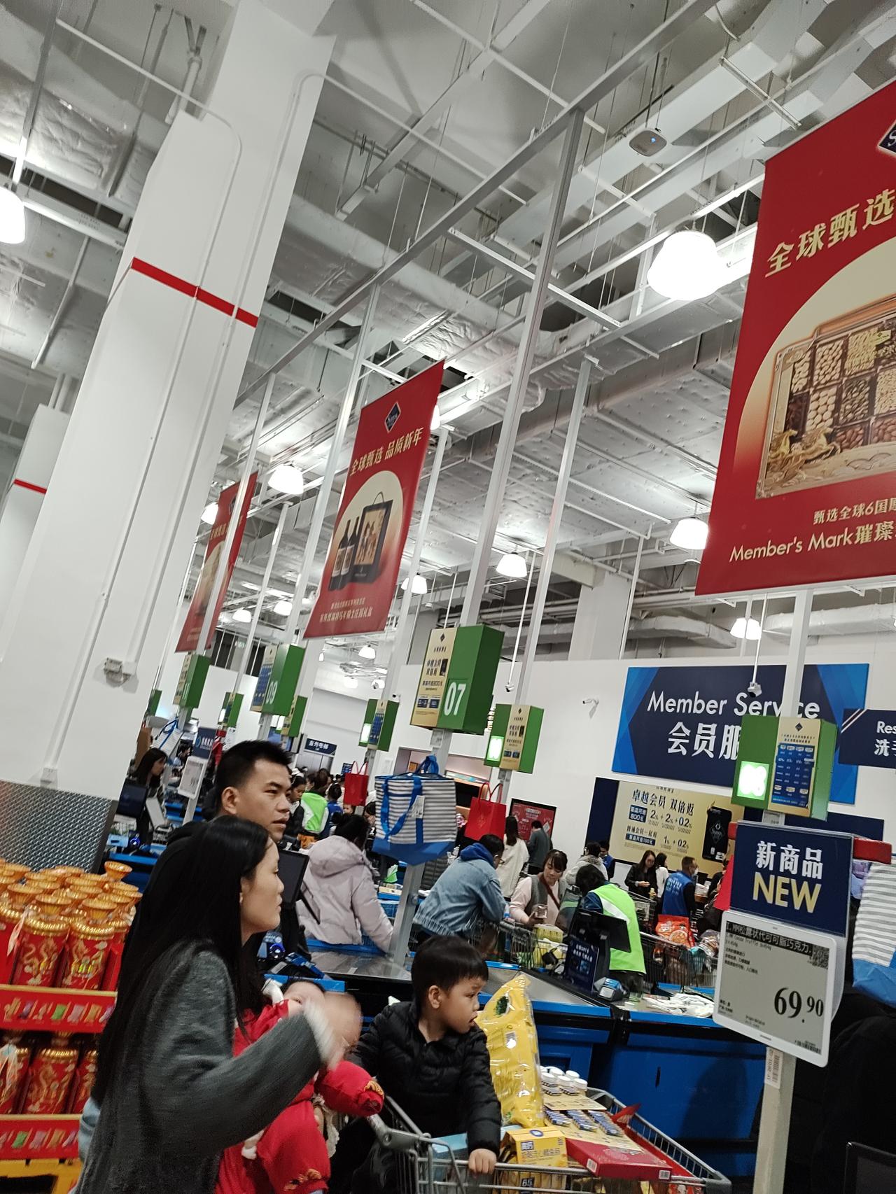 今天第一次去山姆会员店随意逛逛。得出的第一感觉是：如今的中国人更需要山姆会员店里
