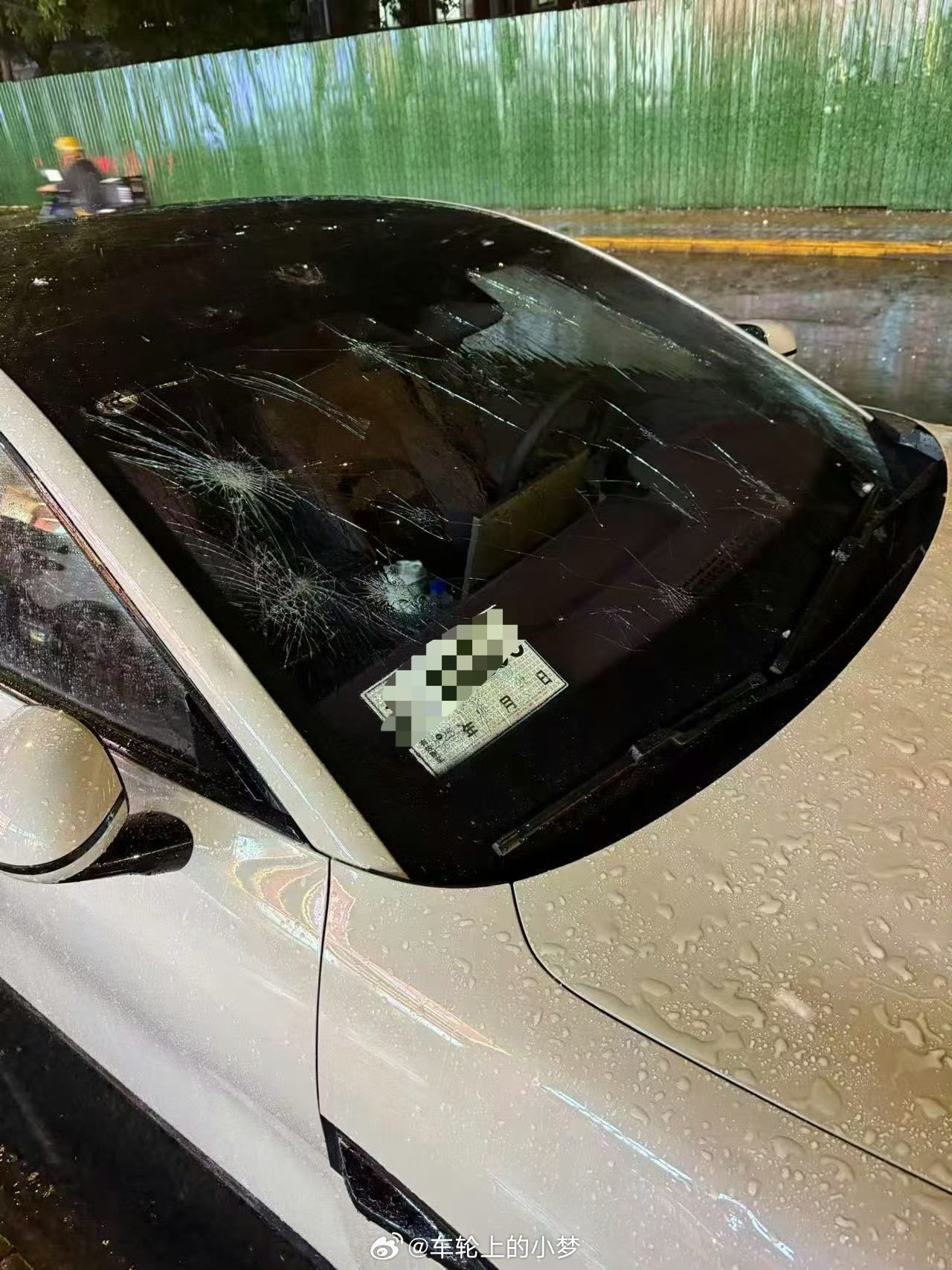 北京冰雹这样看的话，住有地库的小区太重要了[扁嘴]​​​
