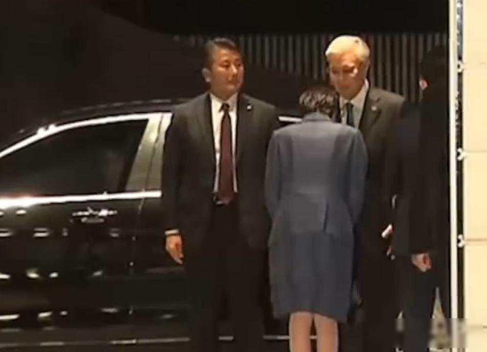 日本天皇亲自出山，对中国的反击正式开始，高市早苗憋出了一妙计12月18日，东京