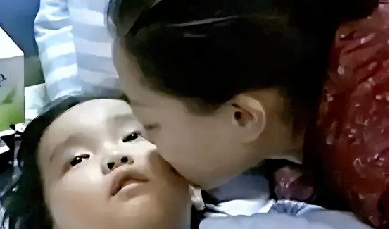 2014年，湖北周女士移植了自己7岁儿子的肾，最终重获新生，而她的儿子却离开了人