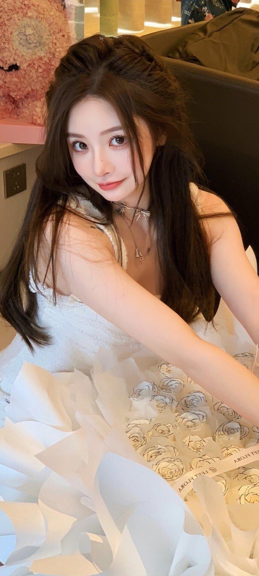 笑话：一男子上火嘴里起了溃疡，就让老婆去药店买维生素B2。老婆没啥文化，不一会儿