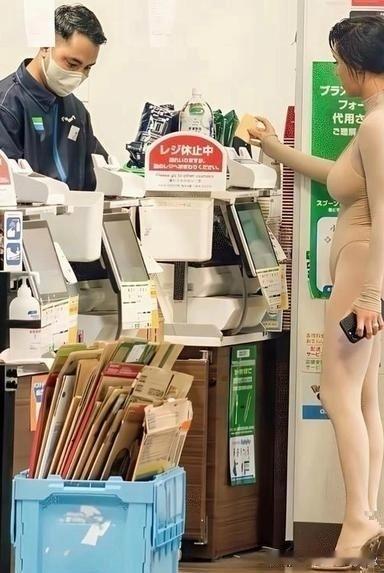 侃爷老婆，穿丝袜还能穿高跟拖鞋走路​​​