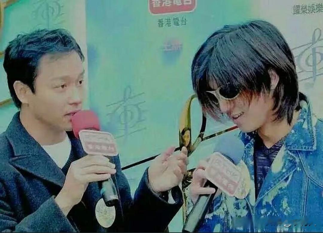 当年谢霆锋刚走红，长发造型极具标志性。张国荣十分欣赏谢霆锋。两人私下交情很好。