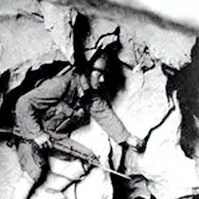 1984年，22岁的士兵在老山地区迷路后，误入一个山洞。这里正是敌巢，黑暗中，他