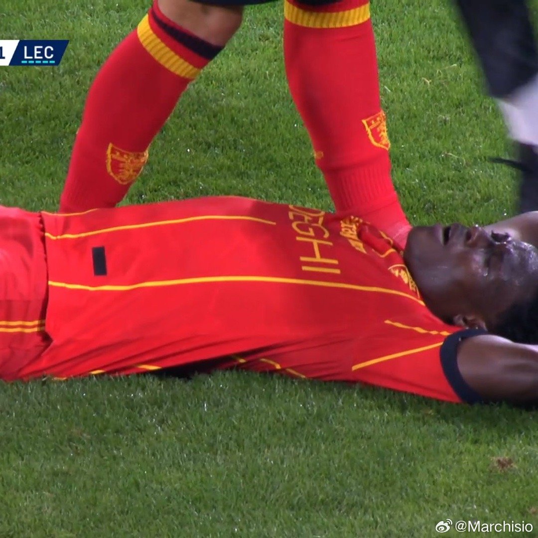 那不勒斯莱切的最后时刻，班达突然无接触倒地，捂着胸口，场上球员和孔蒂本人大声呼喊