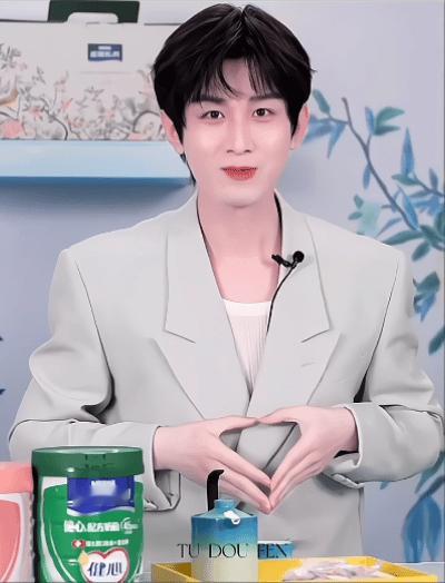 看看动图清醒一下，嘴巴都是歪的，人中也歪。