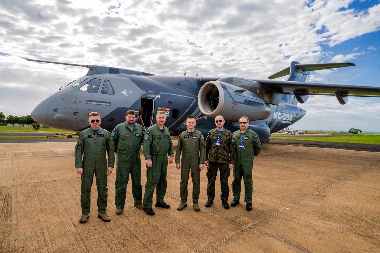 波兰空军代表团参观其视察巴西KC-390千禧和A-29超级巨嘴鸟的工厂和生产线，