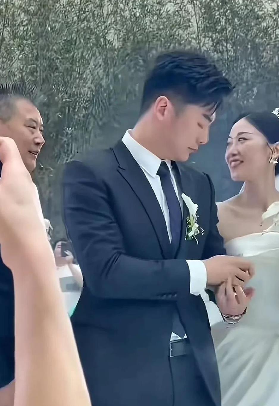 国乒喜事不断，双喜临门！原来让人没想到的是，除了总教练李隼开心嫁女之外，球员牛