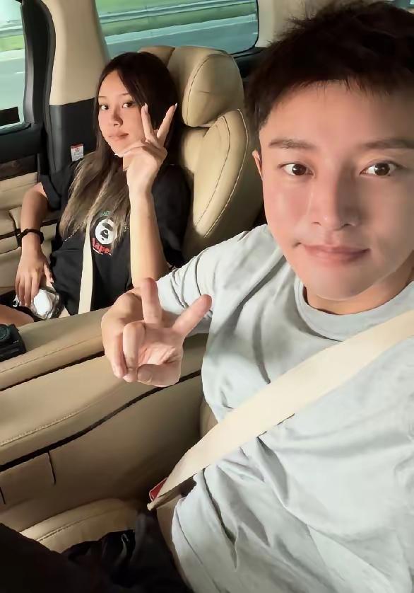 贾乃亮在社交平台分享与女儿甜馨假期游玩照片，父女同框画面好温馨！父女同框的画面