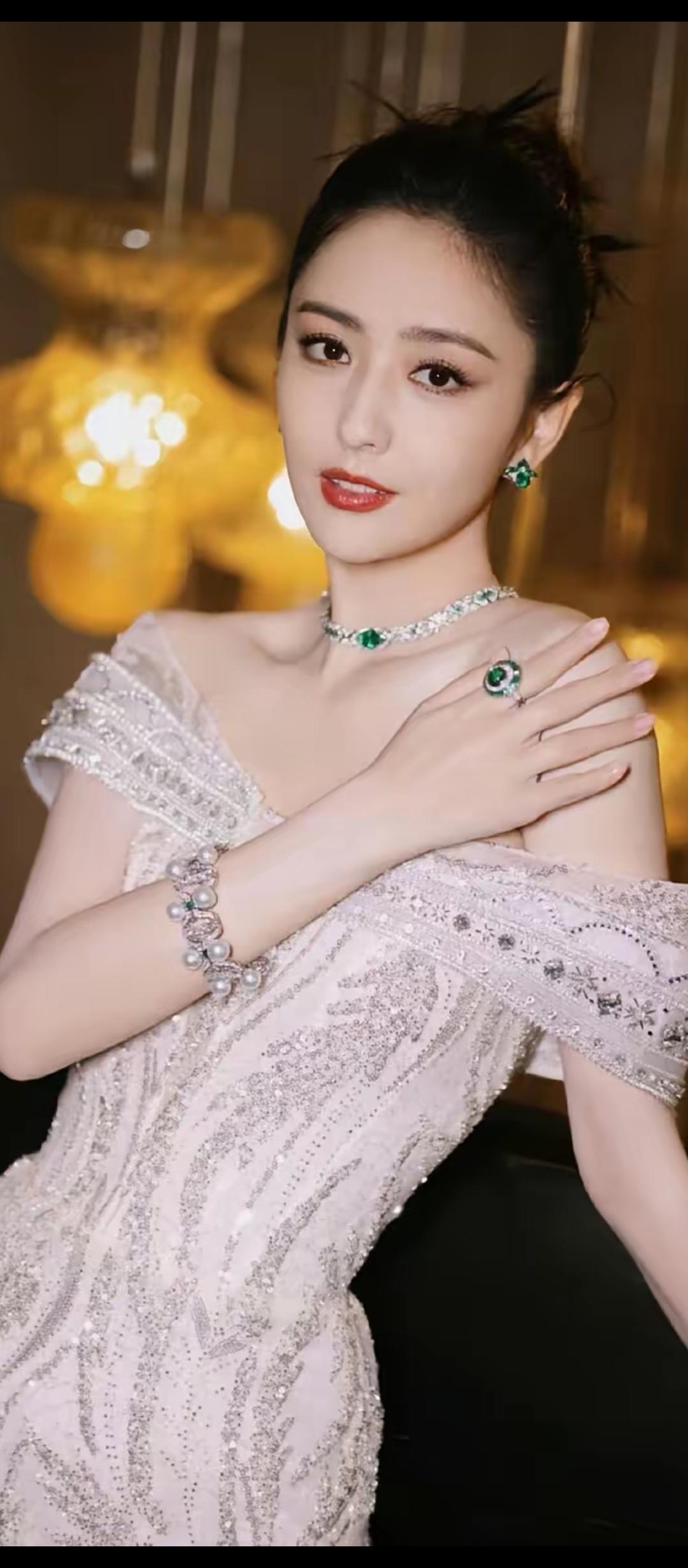 珠光宝气映华裳，玉环轻抚翠玉妆。