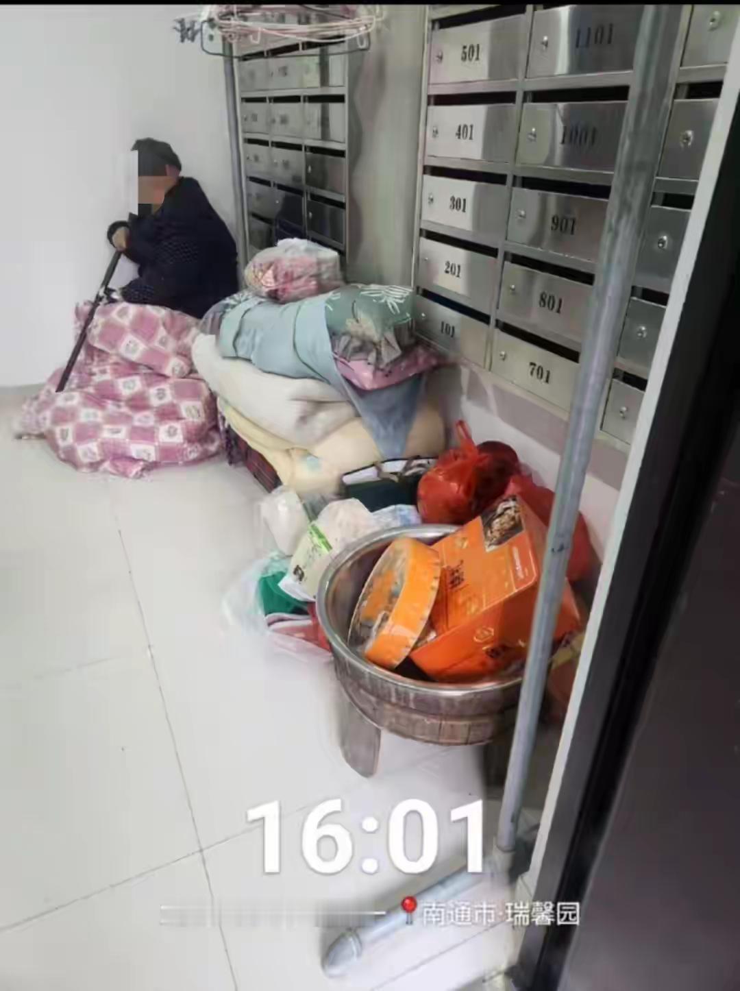 怪不得现代的年轻人不怎么想生孩子，江苏南通84岁的老人被发现在小区的楼道打地铺，