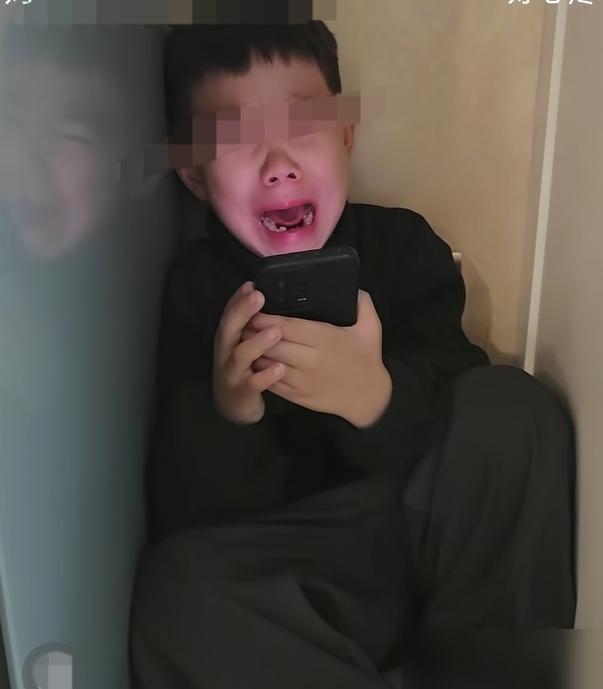 泪目了！山东临沂一11岁男孩，让全网心疼，他妈妈去世后，爸爸想用善意的谎言安抚他