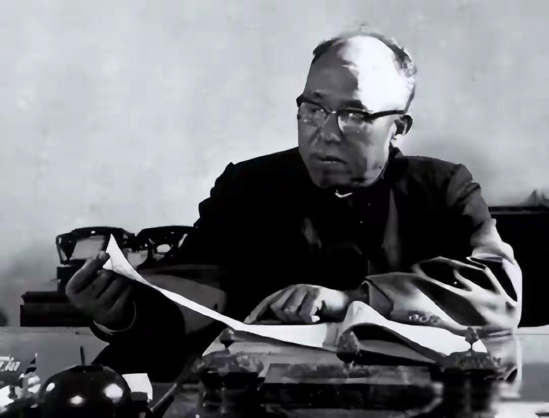 1955年大授衔，贺龙对罗荣桓说：这个副军长情况特殊，请授中将。贺老总这话一