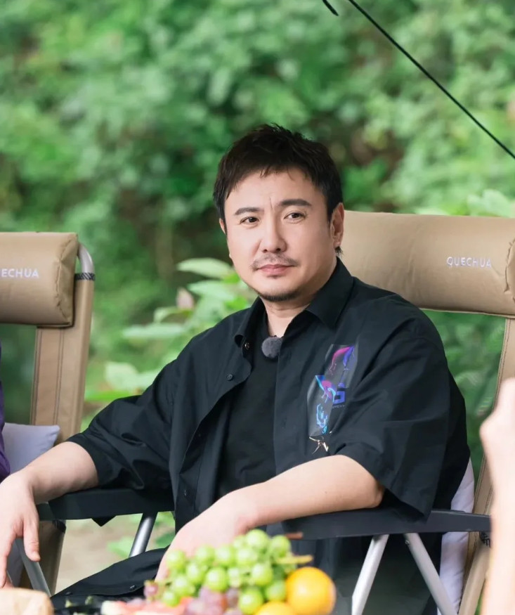 主持人问沈腾：“不拍戏的时候，你在家都做些什么？”沈腾答：“我这人挺俗的，一到