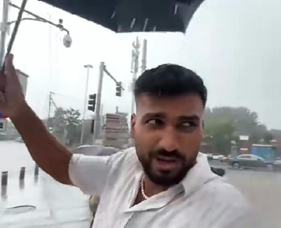 近日一名印度高种姓游客跟随旅行团来华旅游，在参观过程中突然拉住导游，一脸认真地发