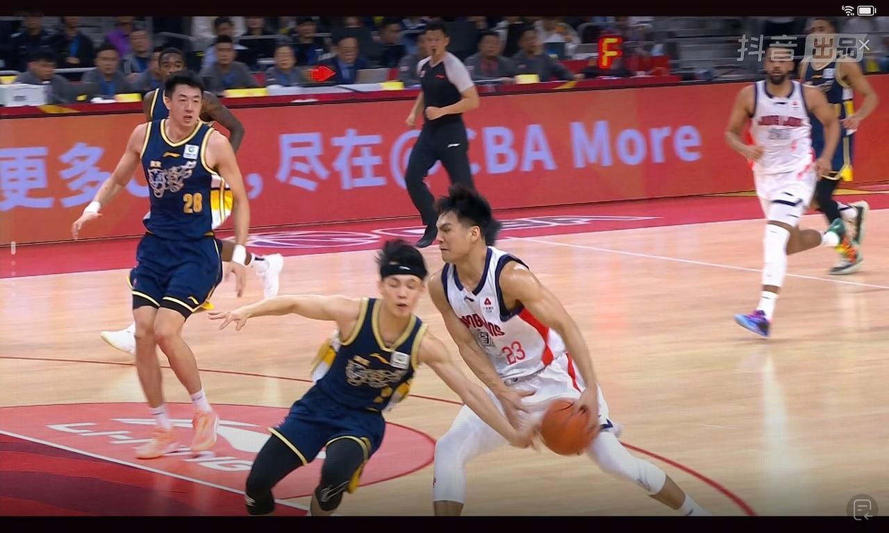 徐杰对郭艾伦严防死守，不仅仅抢断多，三分球都偷袭三次徐杰上半场拿9分6助攻1