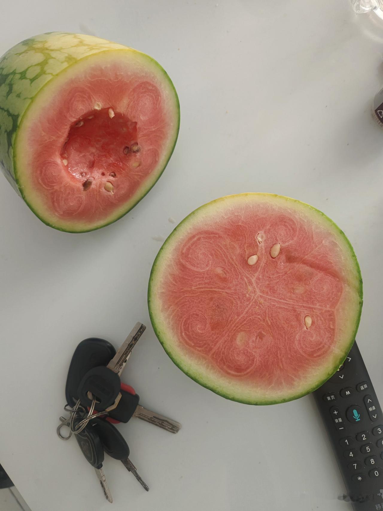 昨天上午我去买了个西瓜，老板拍着胸脯说包熟包甜。我昨天没顾得上吃，今天早上想着