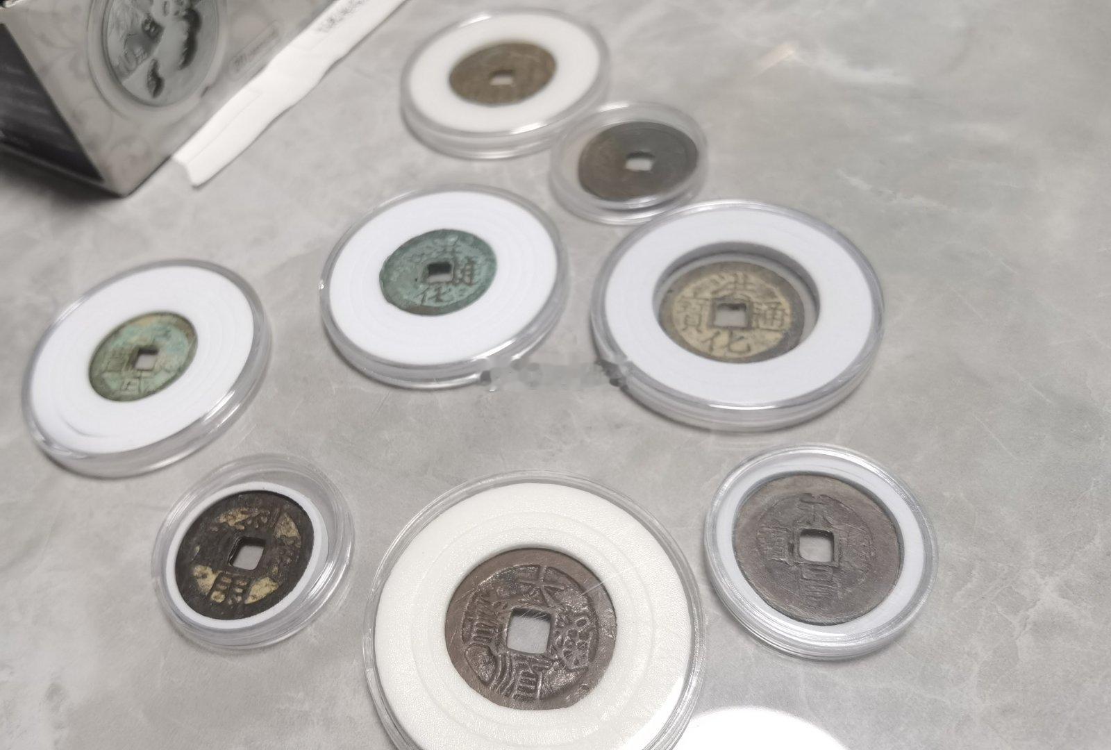 师爷收藏的一些明朝末年钱币。图2分别是张献忠和李自成所铸的【大顺通宝】和【永昌通