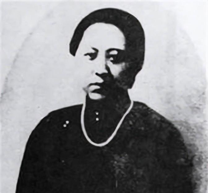 1928年，张学良回奉天给父亲奔丧，见五姨太张寿懿浓妆艳抹，他的火气＂噌噌＂上来