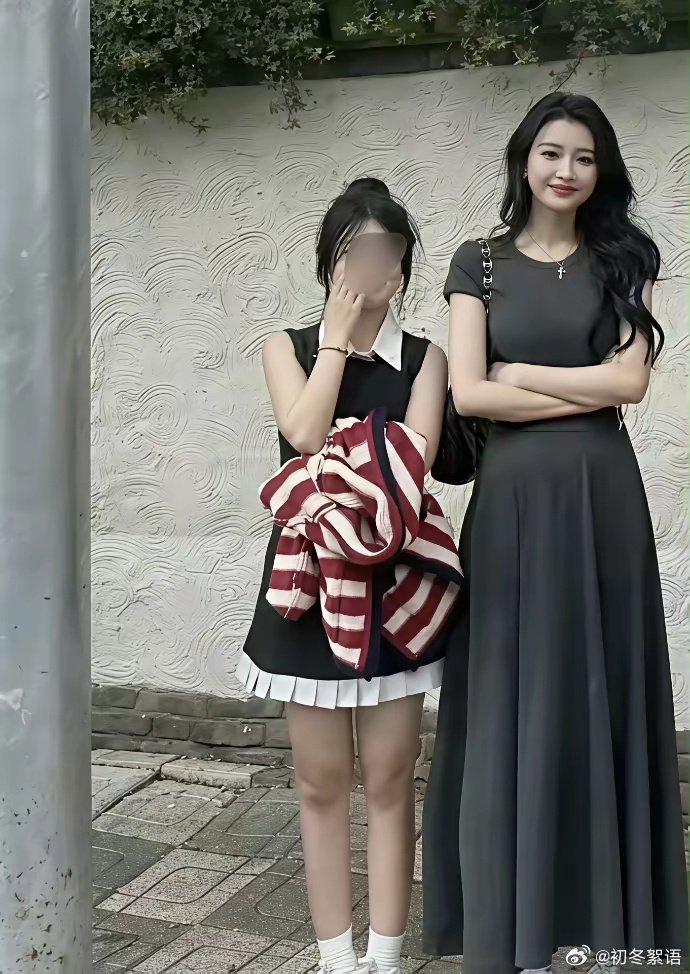 原以为孙怡娇小，站人旁却显高挑，这也太美了吧​