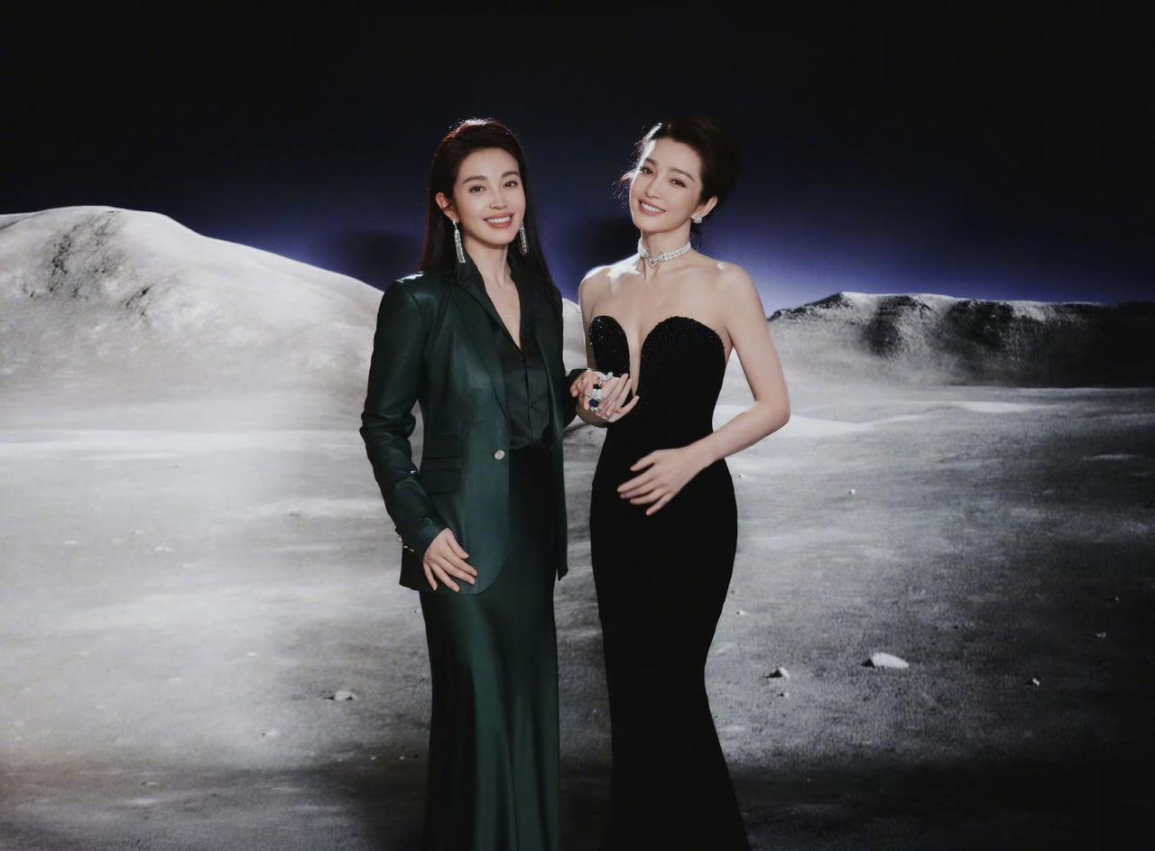 真没想到，李冰冰背后的女人居然是“另一个李冰冰”。李冰冰在微博之夜带妹妹李雪走