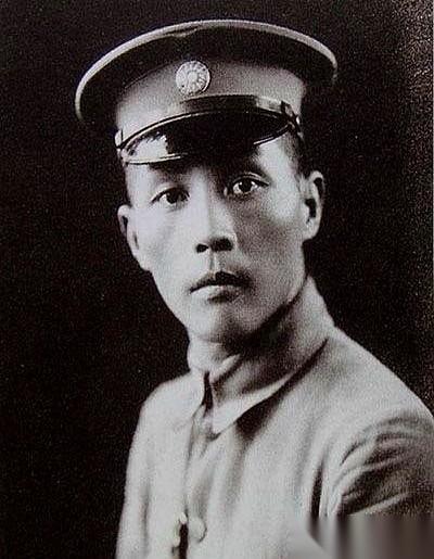大街上，一个男人突然拔出手枪，死死顶住自己的太阳穴，毫不犹豫地扣下扳机！就因为