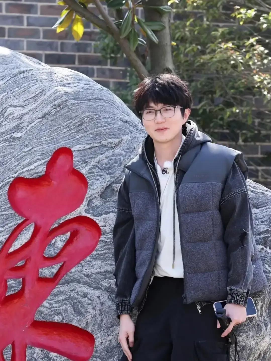 毛不易在综艺里怼天怼地，转头又给新人沈佳润递纸巾小声打气，这切换把我看愣。我刷