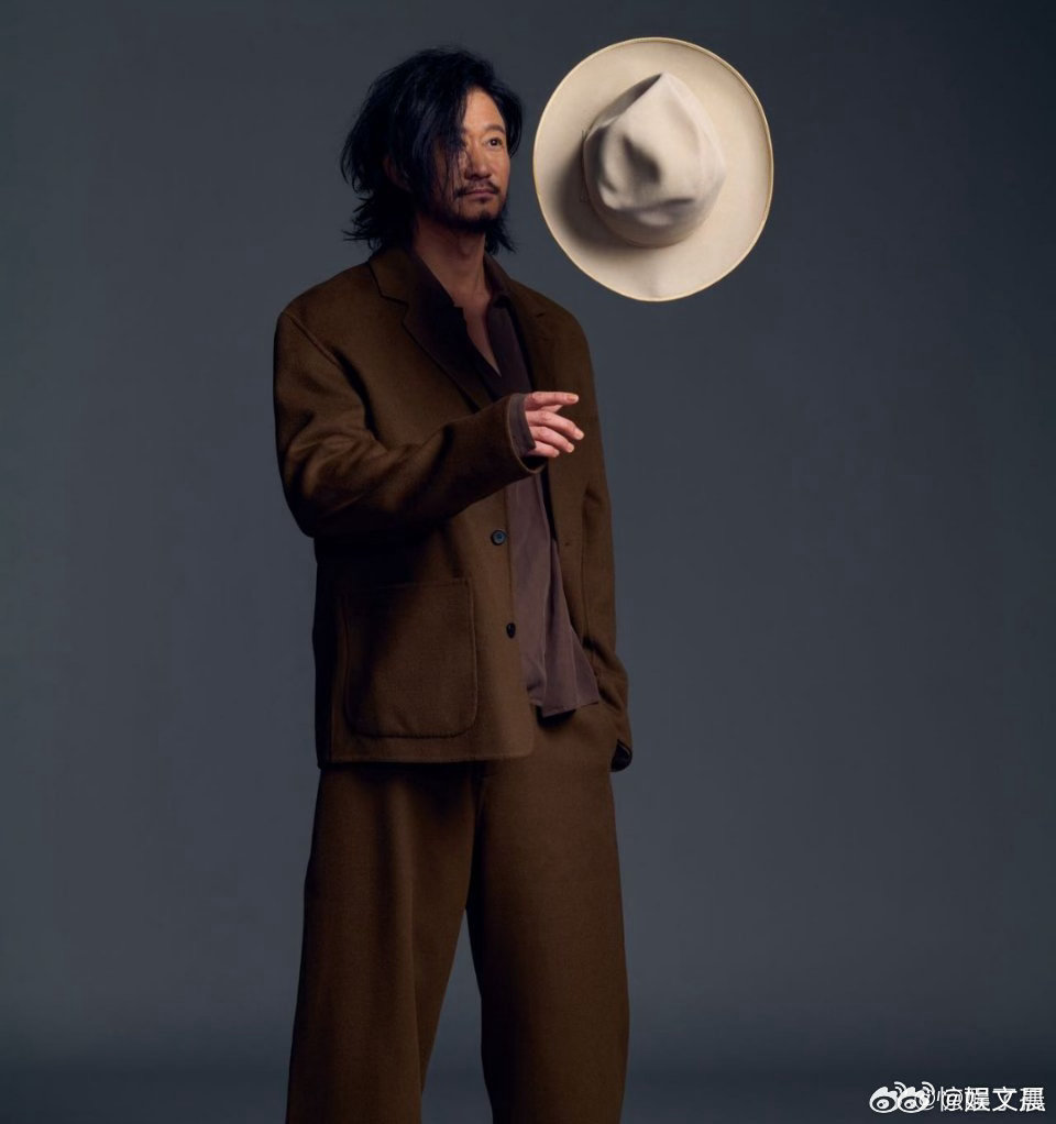吴京这组帅得不太吴京吴京反差感太绝！这组写真松弛又高级，柔和与力量并存，灵动有型