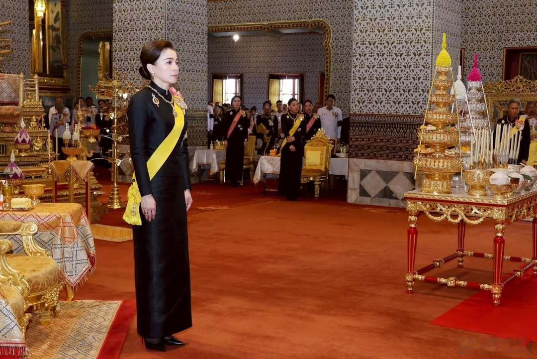 泰国王室🇹🇭5月3日，哇集拉隆功国王和苏提达王后在诗琳通公主、思蕊梵娜瓦瑞