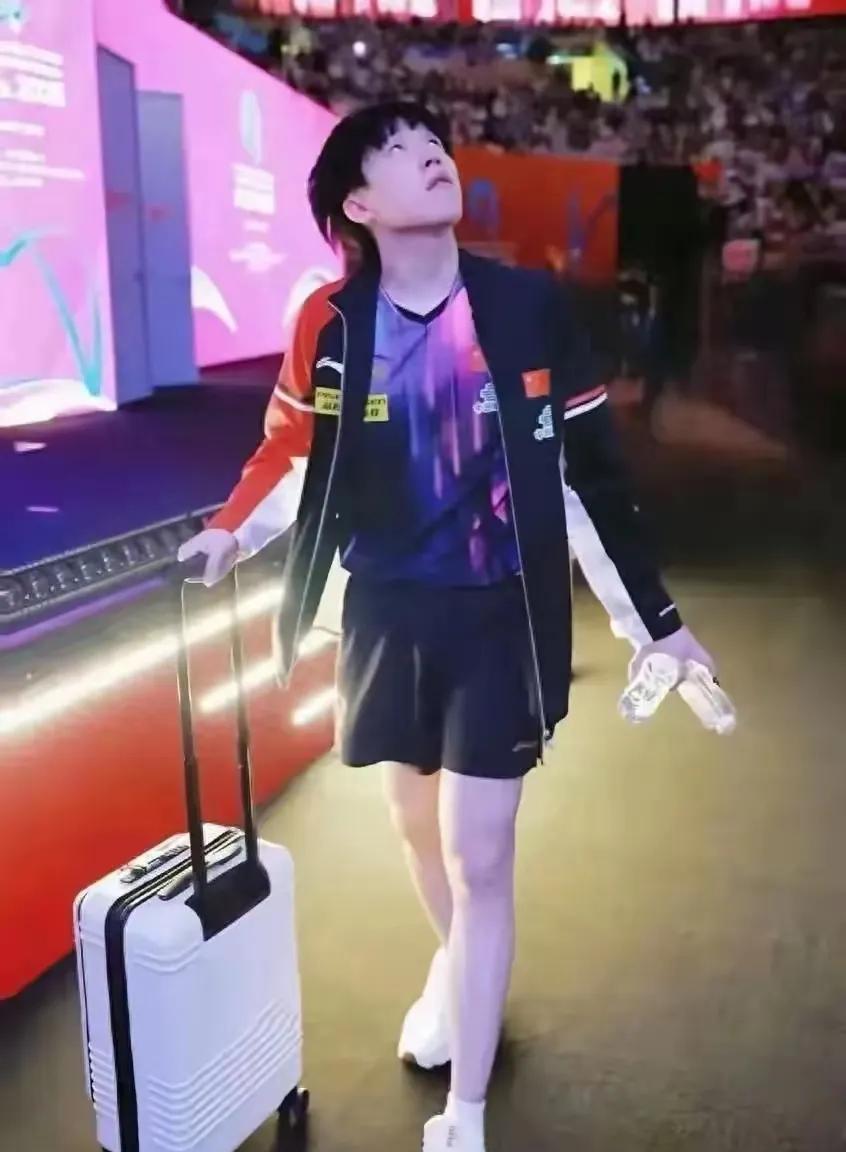 你能想象吗？一场世界大赛夺冠后，冠军没有像往常那样冲向教练拥抱，反而边退场边仰头