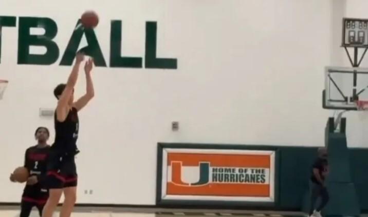 11月8日，开拓者官方晒杨瀚森训练，超远弹地三分一击命中引全场欢呼！有球迷讽刺