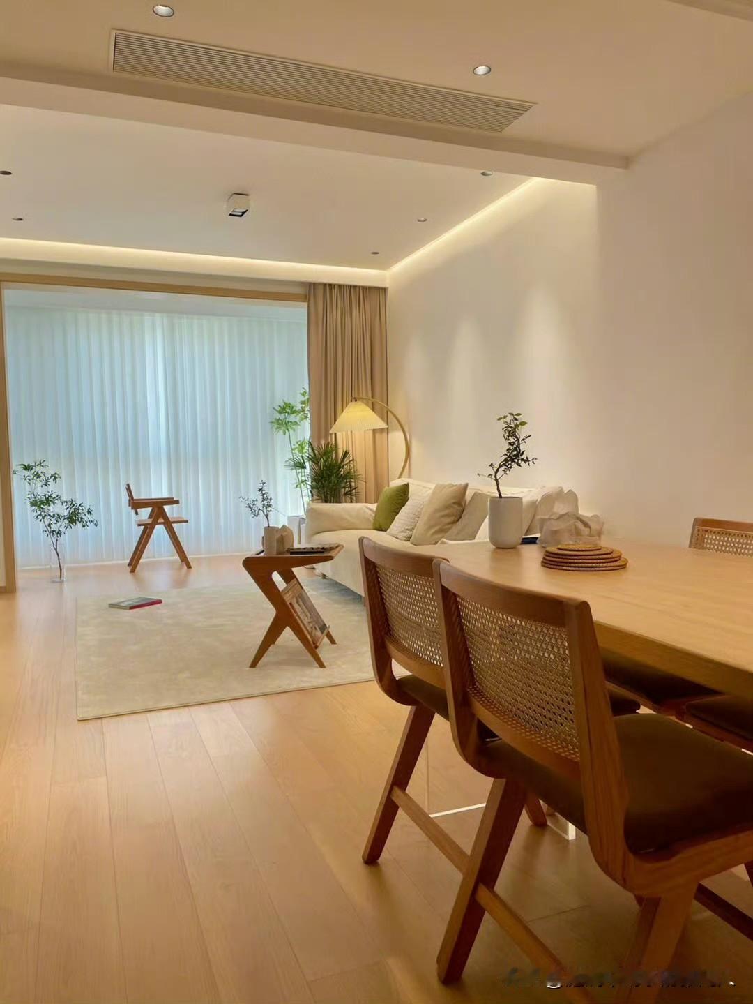 最近发现个特别有意思的事儿，身边好多手握好几套房的人，哪怕房价跌了，甚至快还不上