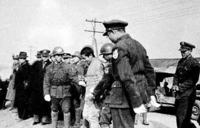 1946年7月，一名日本战犯临死拒不下跪，还高呼：天皇万岁！不料，中国老百姓却不