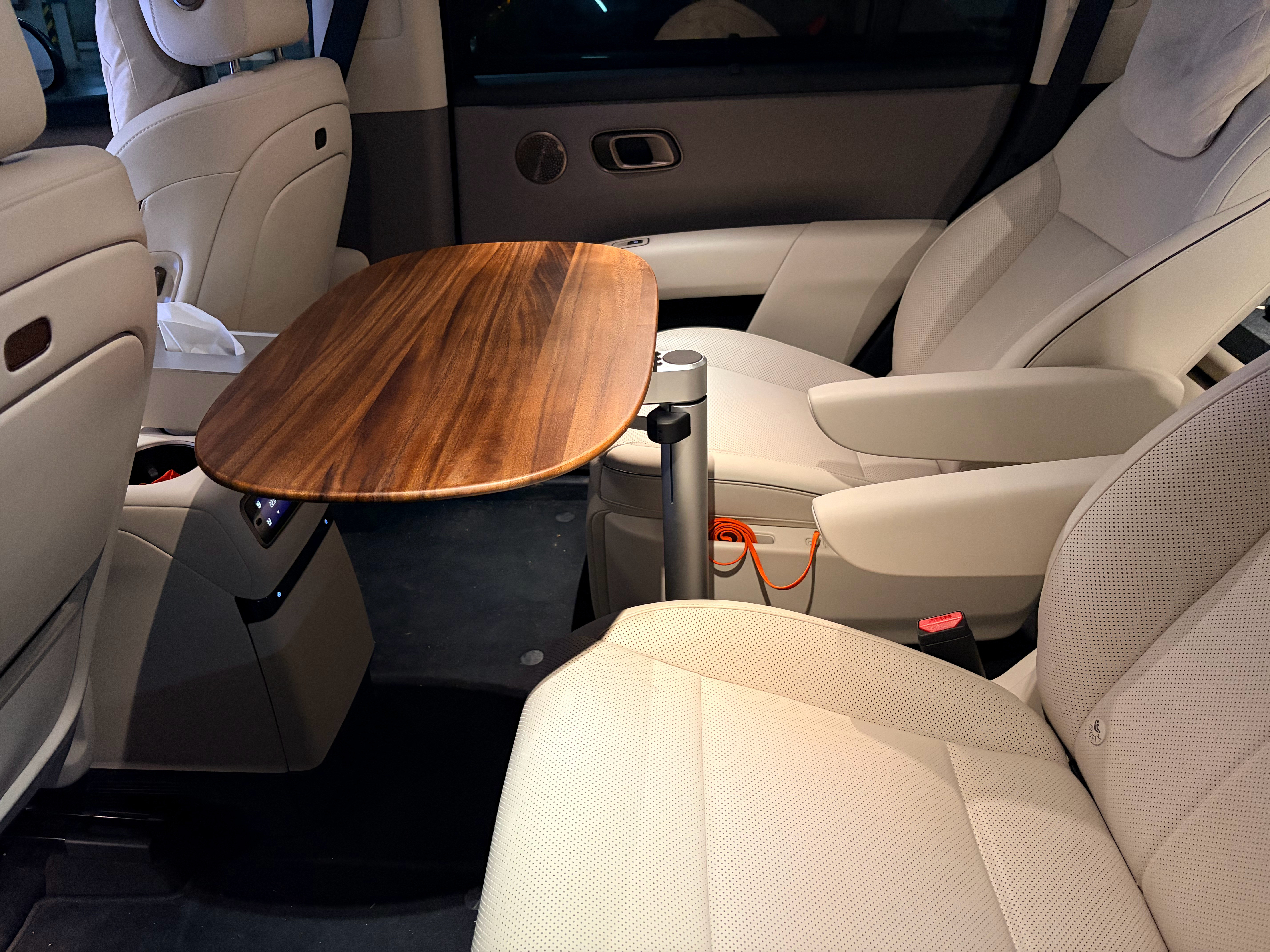 移动的家理想i8终于是装上“茶几”了，而且因为副驾驶后面常年不坐人，平时也不用