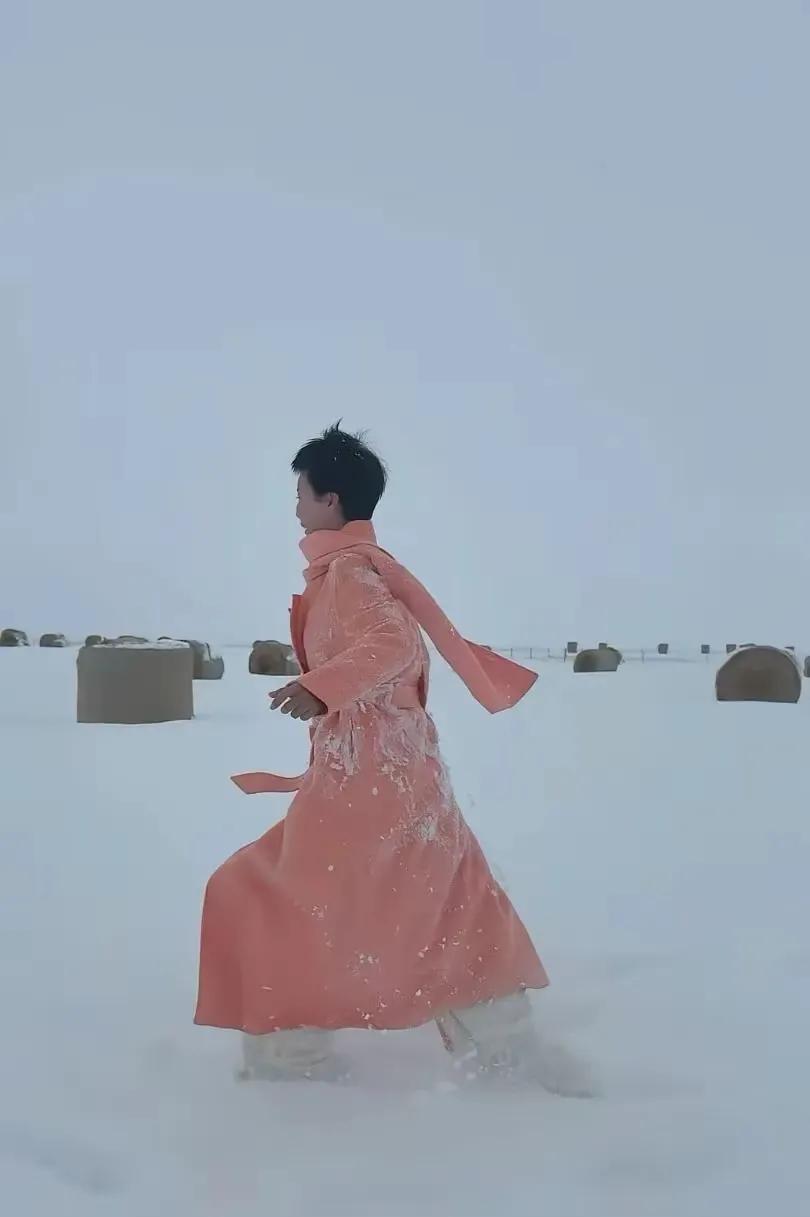 这个是贺娇龙发的最后一张朋友圈她那一袭红衣策马血原，惊艳了多少人？没想到，她