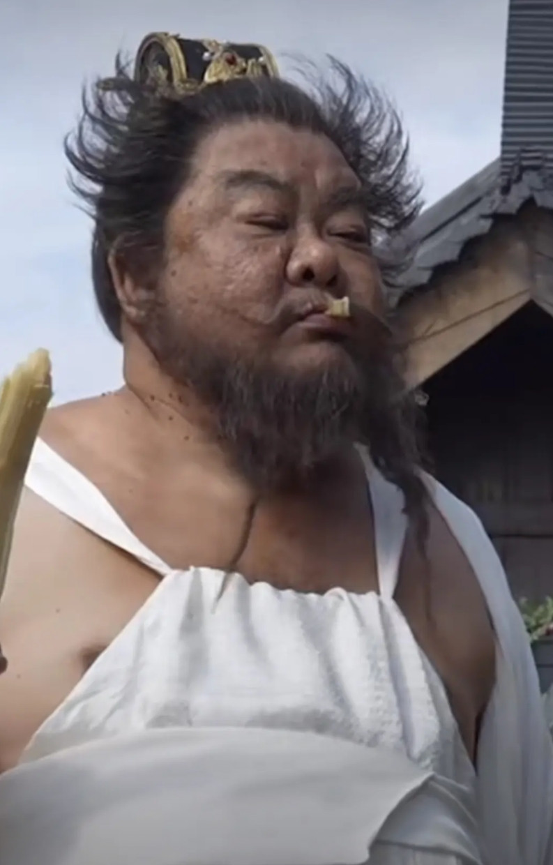 电影版《长安的荔枝》有点不妙，林雪饰演的岭南节度使何启光，肥头大耳，两眼无神，智