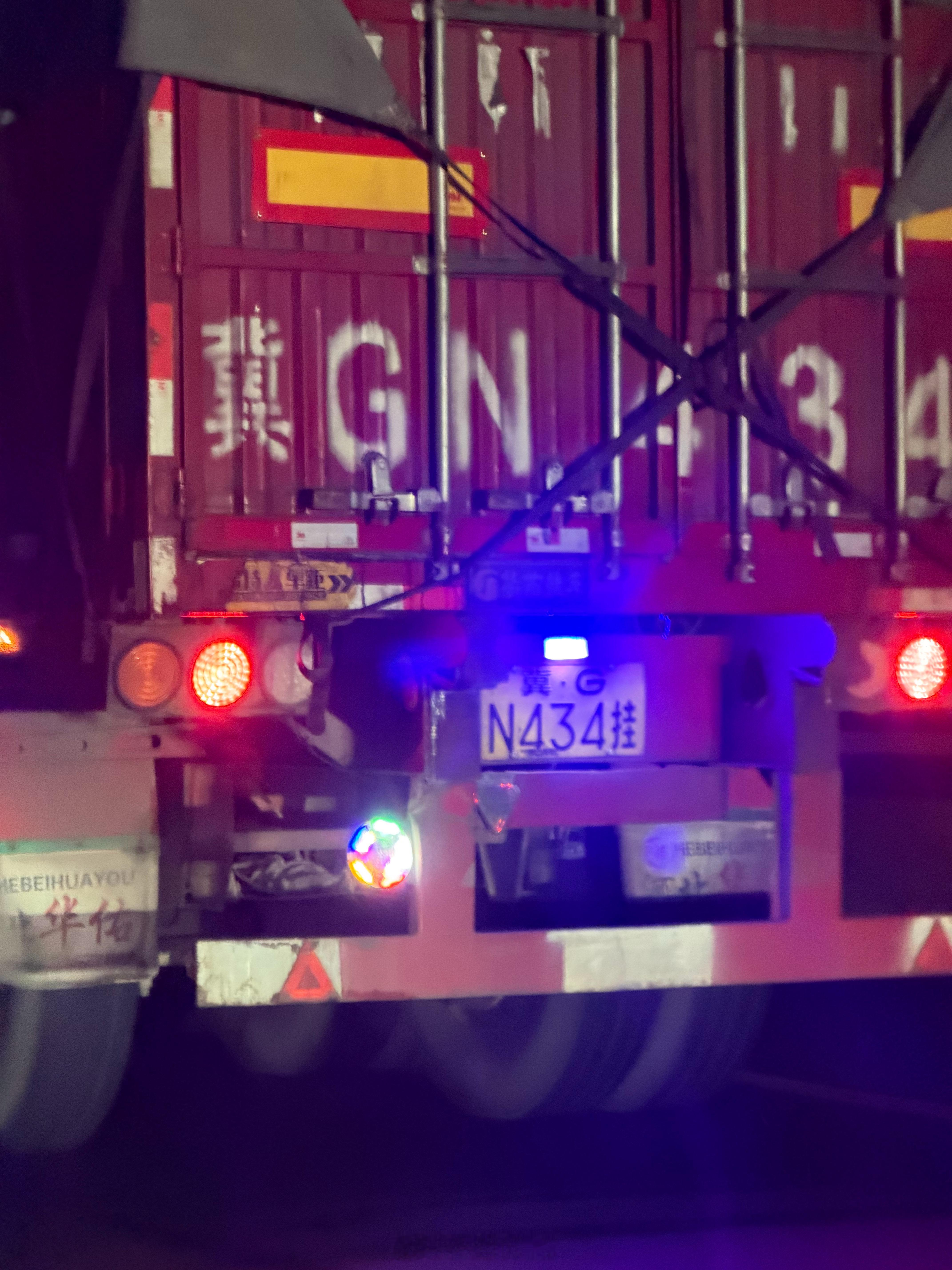 真的，就这牌子两边的灯，比示宽灯还亮…咱也不理解，这大货车装些这种灯，干嘛用的？