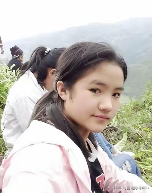 云南1女孩，1岁母亲病逝、随后父亲长期服刑，8岁一人独自生活，她常对着天上的云喊