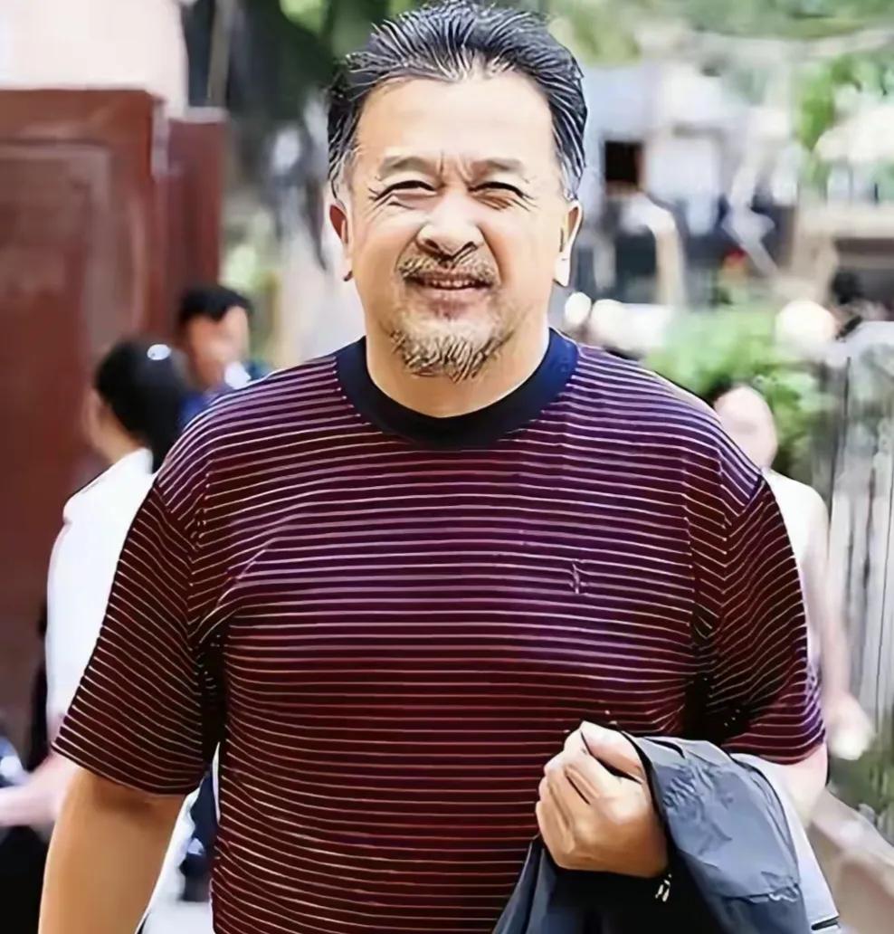 娱乐圈常青树黄宏，曾经是少将军衔，一夜销声匿迹65岁含饴弄孙提起黄宏，很多人的