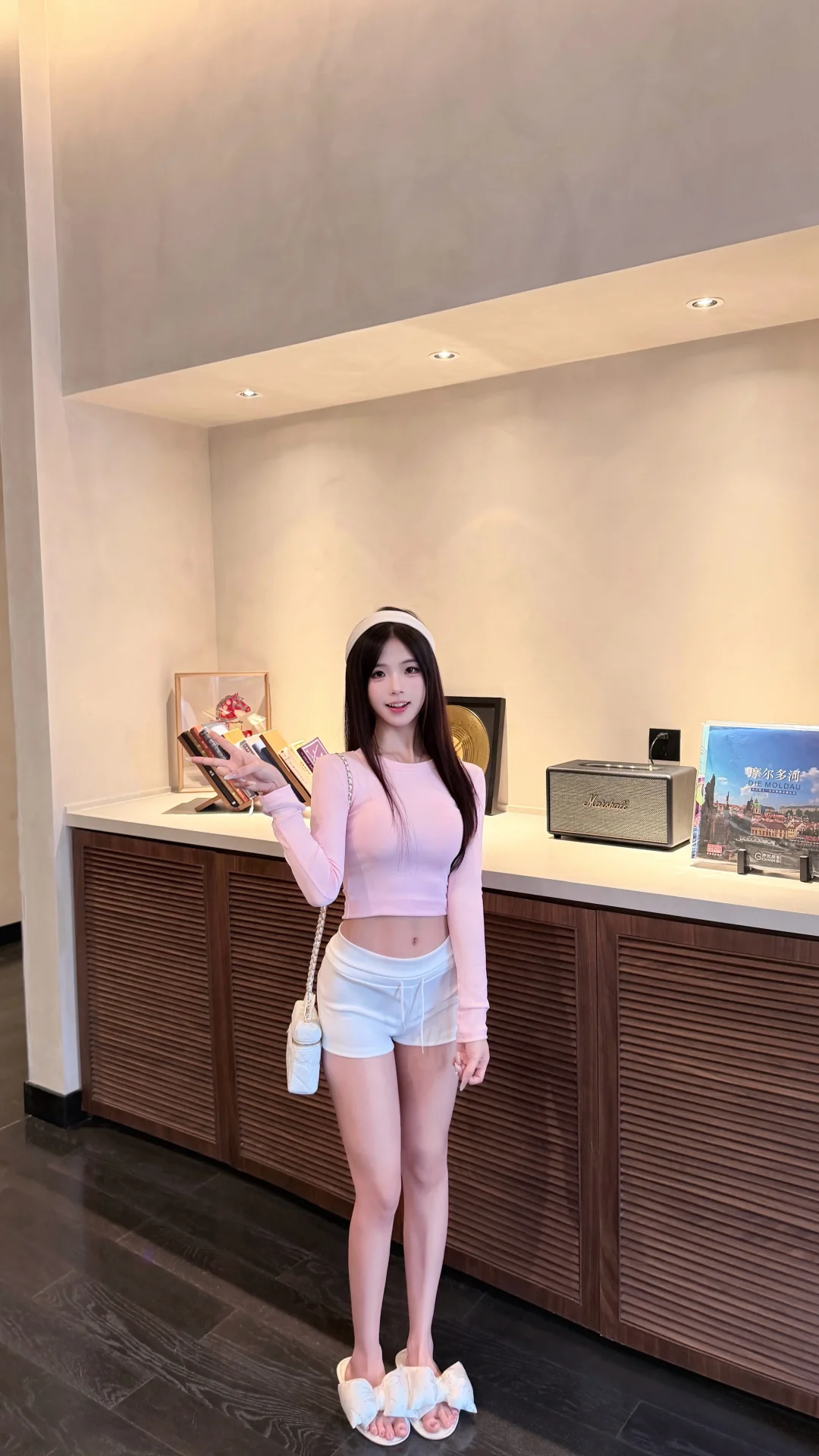 一只粉粉嫩嫩的小兔子🐰