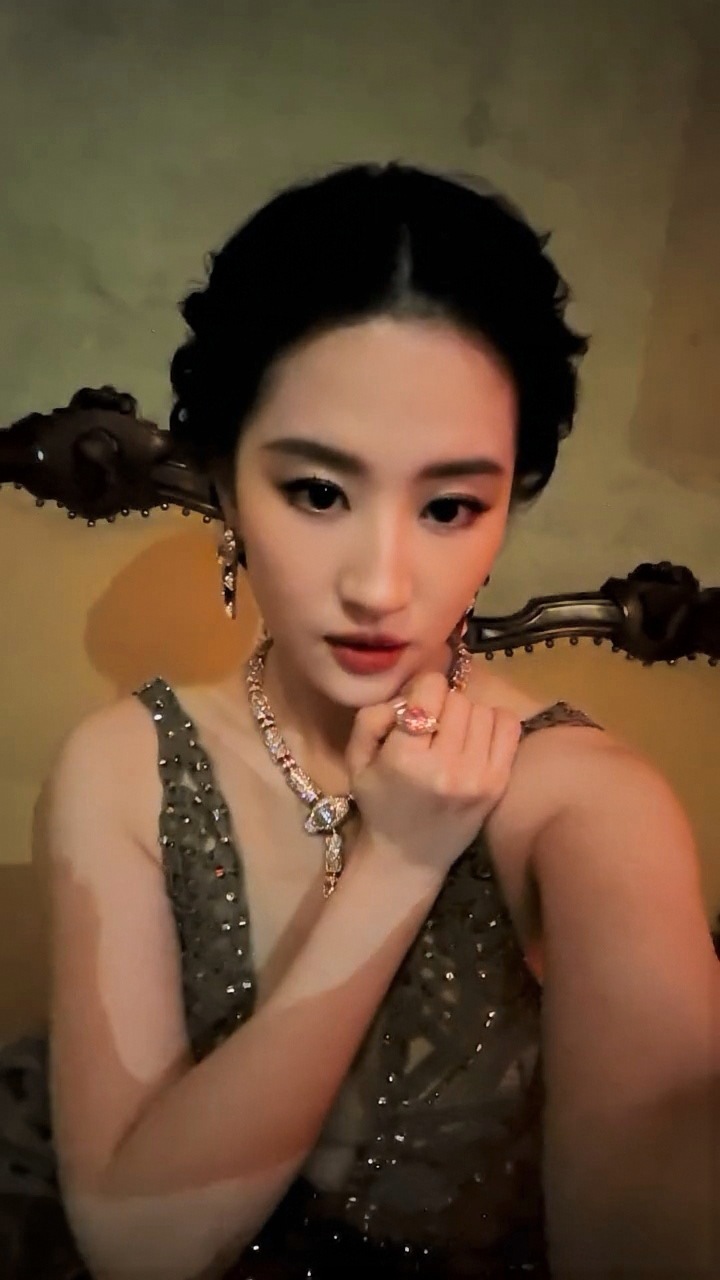 刘亦菲安妮海瑟薇世纪神图只要刘亦菲举起📱，你就等着出神图吧！我说错了吗？刘亦