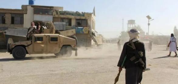 一觉醒来，巴基斯坦和阿富汗打起来了，怎么看这背后都有美国的影子。根据阿富汗方面说