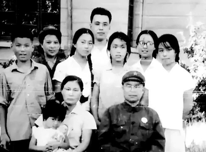 78年王近山病危，女儿赶去医院探望，王近山：我想再见你爸爸一面。1978年5月