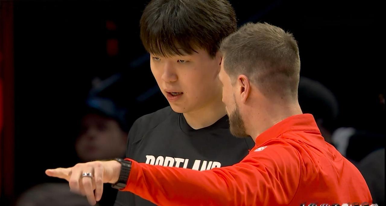 10分钟，0分，2投0中。这就是杨瀚森在NBA的首秀数据。对手是独行侠，一个