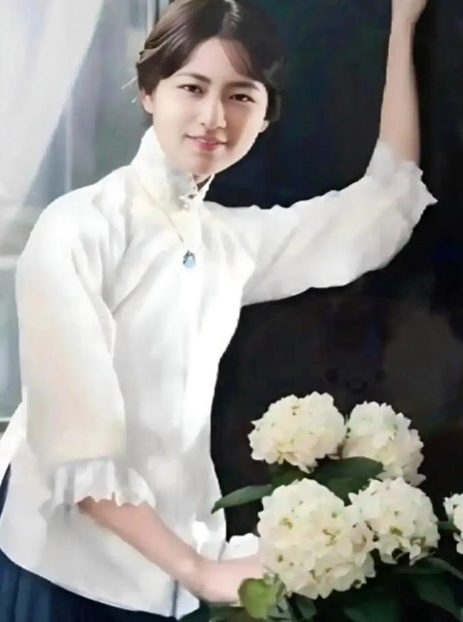 有人说，这是林徽因最美的照片之一。17岁，欧洲。巧笑嫣然，笑颜如花，比起